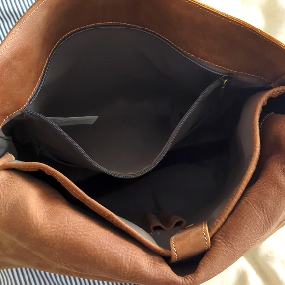 Roots Genuine Leather Messenger Bag - Picture 13 of 13